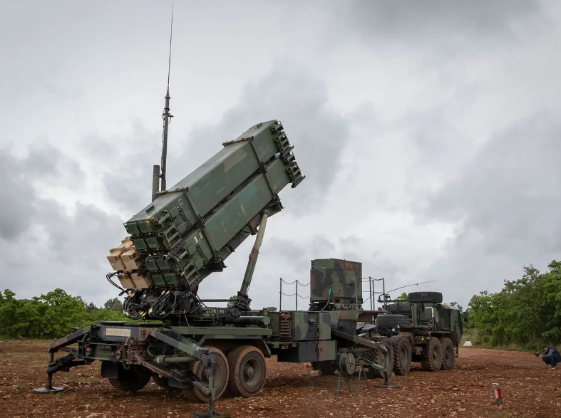 Theo Trung tâm Nghiên cứu Chiến lược và Quốc tế, một tổ hợp Patriot mới được sản xuất có giá hơn 1 tỷ USD, với hệ thống cốt lõi trị giá 400 triệu USD và tổ hợp tên lửa trị giá 690 triệu USD. Ảnh: Quân đội Mỹ.