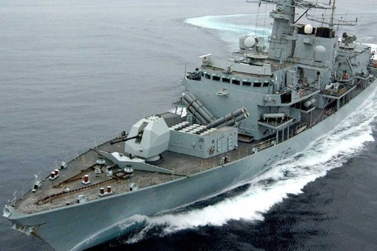 Tàu chiến này được Tehran đại tu, nâng cấp, trang bị hệ thống hiện đại và gia nhập hạm đội Hải quân Iran năm 2019, thuộc biên chế Hải đội số 34. Tehran gọi chúng là “tàu khu trục”, nhưng giới chuyên gia cho rằng kích thước và vũ khí của lớp Alvand nằm trong nhóm tàu hộ vệ hạng nhẹ. Ảnh: Apa.az.