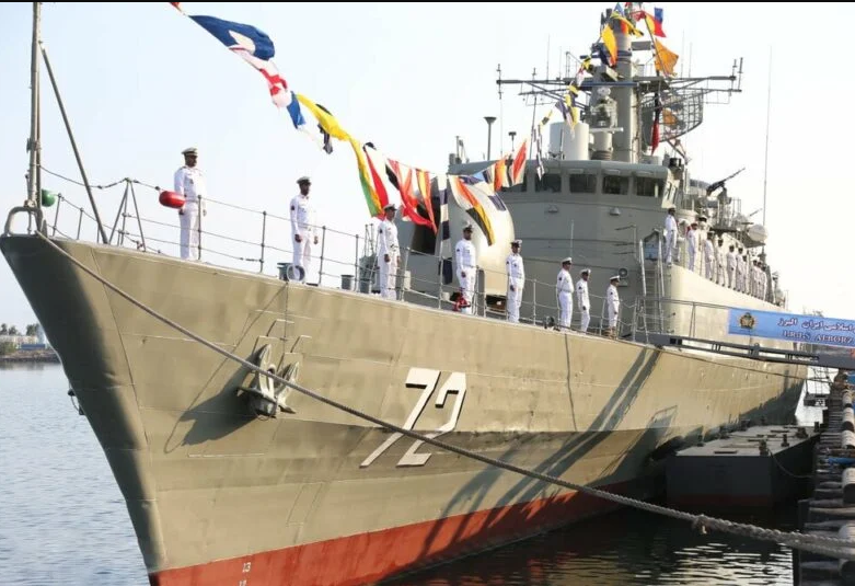 Tàu hộ vệ Alborz dài 94,5 m và có lượng giãn nước đầy tải 1.540 tấn, có tầm hoạt động 9.000 km khi di chuyển với tốc độ 28 km/h. Vũ khí chính của tàu là 8 tên lửa diệt hạm Noor với tầm bắn trên 200 km, nhiều bệ pháo và súng máy, cùng súng cối và hai cụm ống phóng ngư lôi. Ảnh: Mehr News Agency.