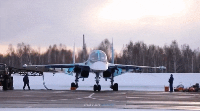 Phía nhà sản xuất cho biết Su-34 được trang bị các hệ thống điện tử điều khiển hỏa lực tối tân, với radar Leninets V004 có khả năng xác định rõ mục tiêu mặt đất ở khoảng cách 5 km.