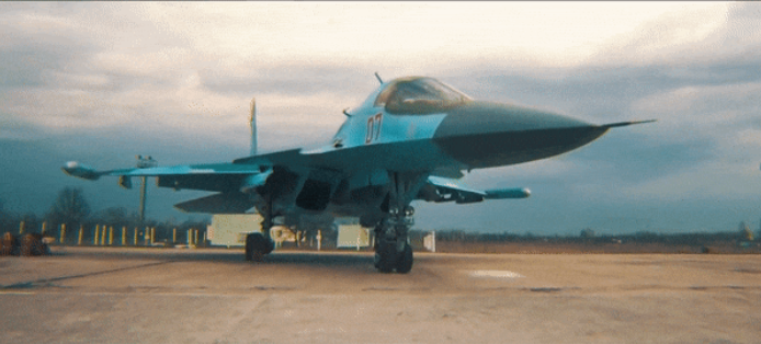 Su-34 được phát triển từ đầu những năm 1980 dựa trên tiêm kích đa năng hạng nặng Su-27. Mẫu thử ban đầu được gọi là T-10V (tên chính thức Su-27IB) thực hiện chuyến bay đầu tiên vào ngày 13/4/1990.