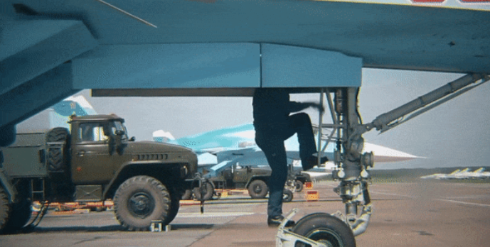 Ngày nay khi các khí tài trinh sát, cảnh giới, về hệ thống tên lửa phòng không vác vai đã cực kỳ phát triển, việc chế tạo một chiến đấu cơ chuyên thực hiện nhiệm vụ xâm nhập tầm thấp luôn tiềm ẩn nguy cơ rủi ro cực cao.