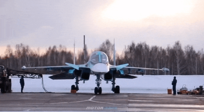 Ngoài ra máy bay được trang bị hệ thống tác chiến điện tử tinh vi, tổ hợp quan sát ảnh nhiệt cùng các màn hình hiển thị đa năng, vì thế Su-34 có khả năng tiêu diệt hiệu quả các mục tiêu mặt đất.