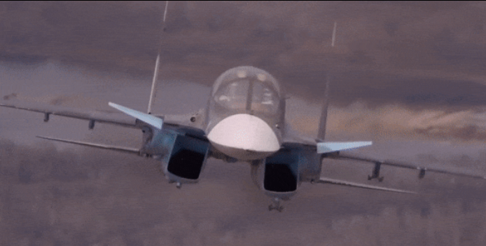 Su-34 được phát triển từ đầu những năm 1980 dựa trên tiêm kích đa năng hạng nặng Su-27. Mẫu thử ban đầu được gọi là T-10V (tên chính thức Su-27IB) thực hiện chuyến bay đầu tiên vào ngày 13/4/1990.