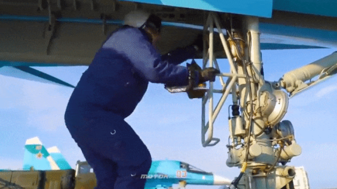 Su-34 được phát triển từ đầu những năm 1980 dựa trên tiêm kích đa năng hạng nặng Su-27. Mẫu thử ban đầu được gọi là T-10V (tên chính thức Su-27IB) thực hiện chuyến bay đầu tiên vào ngày 13/4/1990.