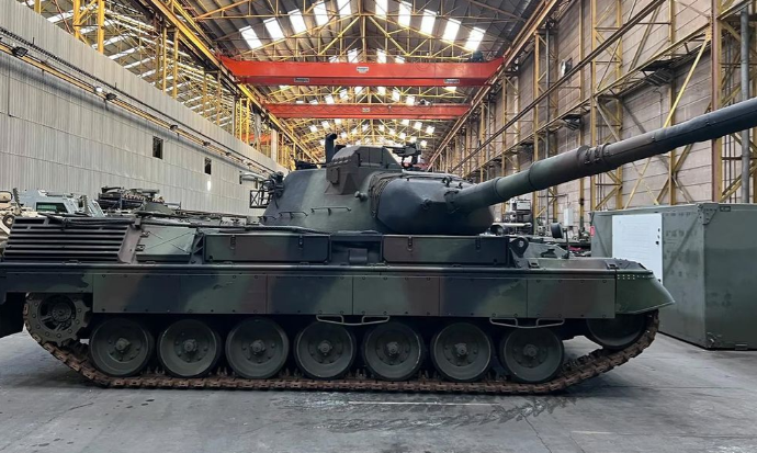 Có nhiều lý do, nhưng quan trọng nhất: Cho đến hiện tại, liên minh xe tăng chưa bao giờ tìm ra cách sản xuất và cung cấp phụ tùng thay thế, ngoài ra các thợ máy Ukraine hầu hết đều làm việc trên những hệ thống của Liên Xô trong suốt cuộc đời họ, chứ không phải của phương Tây.