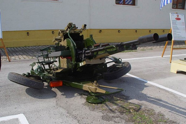 ZU-23-2 nặng gần một tấn và một kíp chiến đấu thường gồm hai người: Một xạ thủ và một chỉ huy. Với tốc độ bắn 400 phát/phút, ZU-23-2 có thể bắn liên tục 2.000 viên đạn trong một thời gian ngắn. Ảnh: Weaponsystems.