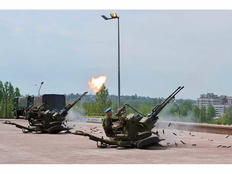 Đối với cả Nga và Ukraine trong cuộc xung đột đang diễn ra, UAV cảm tử là một vấn đề nan giải. Câu hỏi đặt ra là để đối phó hiệu quả với các mục tiêu UAV cảm tử nhỏ như vậy thì có hợp lý hay không khi phải triển khai và sử dụng các loại tên lửa trị giá hàng trăm nghìn hoặc hàng triệu USD? Trong khi đó, chính những UAV nhỏ bé này lại có thể phá hủy những chiếc xe tăng trị giá hàng triệu USD và các loại khí tài mặt đất. Ảnh: mil.in.ua. 