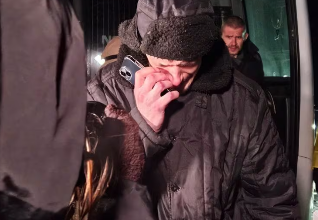 Bộ Quốc phòng Nga cũng công bố một đoạn video tương tự quay cảnh các tù nhân Nga mặc đồng phục trở về Belgorod bằng xe buýt. Một người đàn ông giấu tên cho biết: “Thật vui vì tôi sẽ về được trở về nhà sau 5 giờ nữa”.