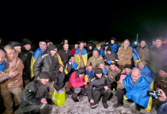 Ngày 3/1, chính quyền Ukraine cho biết, 230 tù nhân chiến tranh của nước này đã trở về nhà, gồm 224 binh sĩ và 6 dân thường. Tương tự theo Bộ Quốc phòng Nga, 248 quân nhân Nga đã được phóng thích đồng thời nêu rõ thỏa thuận đã được thực hiện nhờ sự hòa giải của UAE.