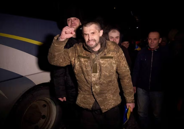 "Sau quá trình đàm phán phức tạp, chính quyền Ukraine đã trả tự do cho 248 quân nhân Nga trong ngày 3/1. Hoạt động này diễn ra nhờ sự trung gian vì mục đích nhân đạo của Các tiểu vương quốc Ả rập Thống nhất (UAE)", Bộ Quốc phòng Nga ra thông cáo cho biết. Ảnh: Reuters.