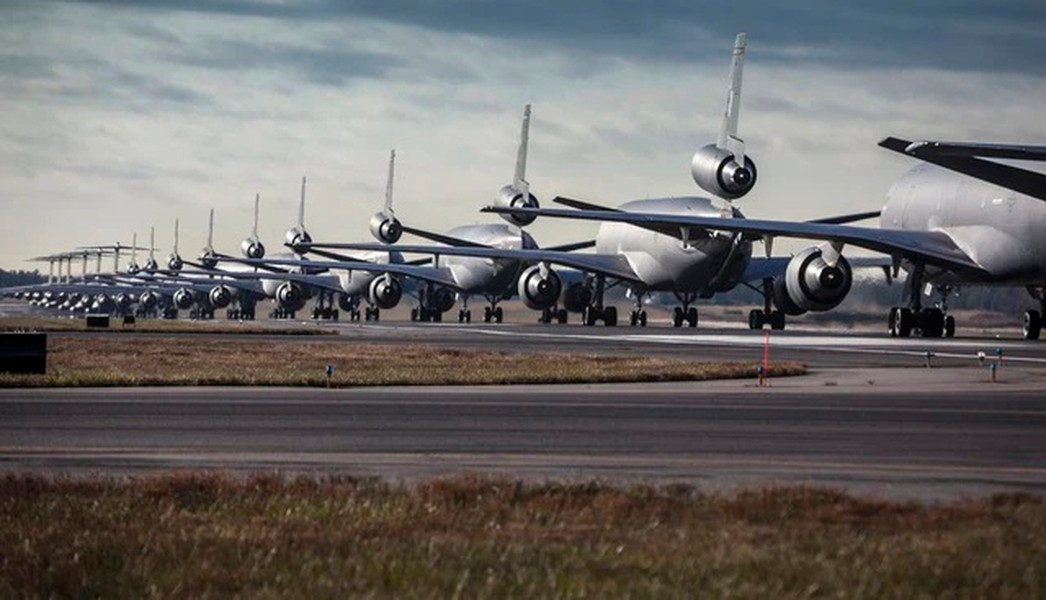 "Voi đi bộ" là hoạt động phô trương sức mạnh thường được Không quân Mỹ thực hiện.