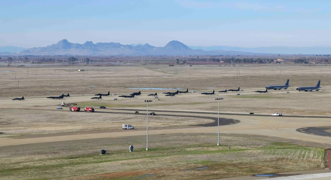 Phi đội máy bay do thám trinh sát U-2 Dragon Lady (biệt danh "Quý bà rồng") của không quân Mỹ đang thực hiện những nhiệm vụ cuối cùng trước khi chúng bị loại biên.