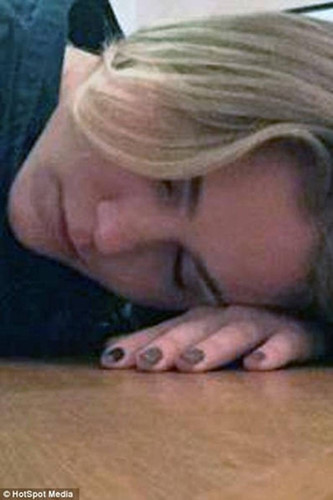 Cô gái bị bạn trai bỏ vì mê... ngủ. Ngủ tới 15 lần trong một ngày, cô Annabelle Hutt, 22 tuổi ở Buckingham, Anh thường xuyên bị bạn trai chia tay vì không chịu nổi tật mê ngủ của cô. Câu chuyện cụ thể&gt;&gt;&gt; Cô gái mê ngủ bị bạn trai bỏ