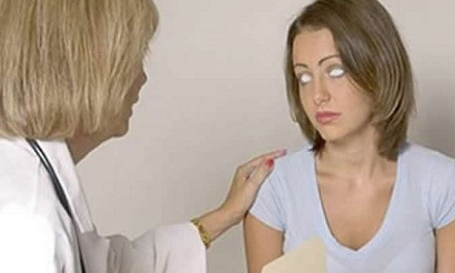 Với đôi mắt trắng dã có khả năng nhìn xuyên thấu mọi vật, Laura Castro được mệnh danh là “Cô gái tia X”.