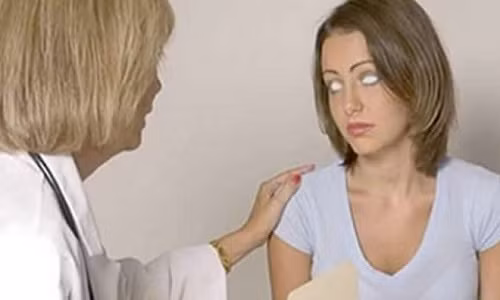 Với đôi mắt trắng dã có khả năng nhìn xuyên thấu mọi vật, Laura Castro được mệnh danh là “Cô gái tia X”.