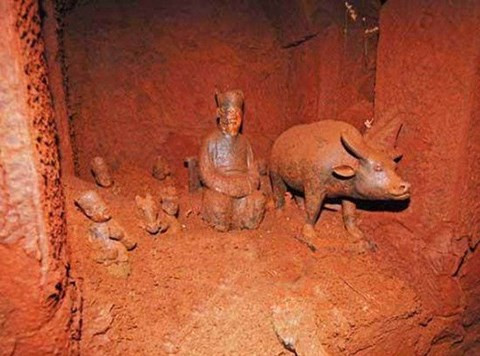 Rất nhiều cổ vật đã được tìm thấy trước cánh cổng.