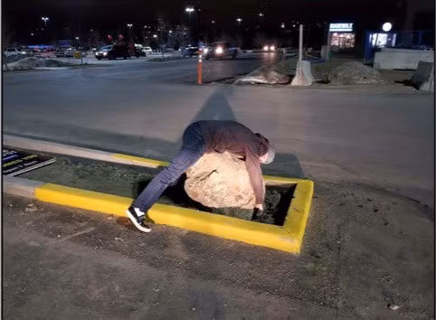 Người dân rất thích thú với hòn đá gây tai nạn.