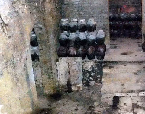 Không gian trở nên rộng lớn hơn, đối nghịch hẳn với lối đi vào thật hẹp bên ngoài.