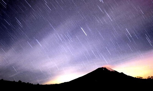 Mưa sao băng Geminids 2014 nhìn từ núi lửa Popocatepetl ở Mexico. Ảnh: Reuters.