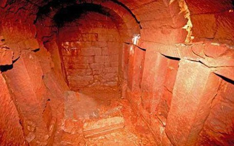 Ông lão đã nhìn thấy một thứ ánh sáng mờ mờ từ một bức tường trong căn phòng.