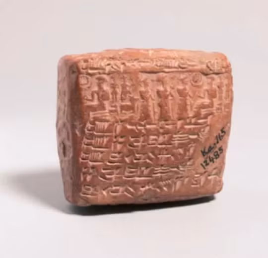 6. Hợp đồng hôn nhân 4.000 năm trên đá Hòn đá ghi lại một hợp đồng hôn nhân đã được tìm thấy ở Thổ Nhĩ Kỳ, quy định rõ cả trách nhiệm tài chính khi ly hôn lẫn việc người chồng được mua một nô lệ "mang thai hộ" nếu người vợ không thể sinh con, phải giải phóng cho cô ta và trở về đời sống 1 vợ 1 chồng ngay khi em bé ra đời.