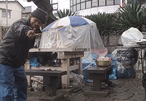 Sống 3 năm trên gác mái nhà vệ sinh công cộng, một người đàn ông tên là Takashi Yamanouchi ở Nhật Bản đã tích đủ 500 chai nước tiểu. Câu chuyện cụ thể>>> Dị nhân sống trên gác mái, tích 500 chai nước tiểu