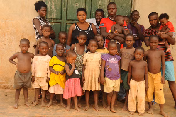 Người phụ nữ tên Mariam Nabatanzi ở Uganda mới 37 tuổi đã sinh hạ 38 đứa trẻ. Trong suốt khoảng thời gian từ khi lấy chồng đến hiện tại, Mariam chỉ ăn, ngủ và đẻ. Câu chuyện cụ thể>>> Người phụ nữ 37 tuổi có tới 38 đứa con