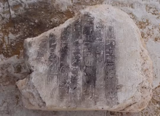 3. Kim tự tháp dành cho công chúa Một kim tự tháp 3.800 năm tuổi được khám phá ở Ai Cập, mang tên Pharaoh Ameny Qemau, người… đang nằm trong một kim tự tháp khác được phát hiện vào năm 1957. Các nhà khoa học sau đó đã phát hiện kim tự tháp mới thuộc về con gái của vị pharaoh này - công chúa Hatshepset.