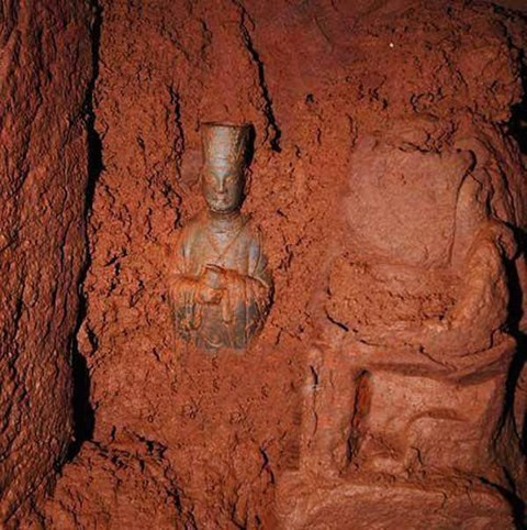 Bức tượng bằng bạc trước cánh cửa.