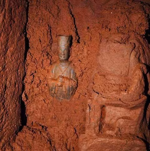 Bức tượng bằng bạc trước cánh cửa.