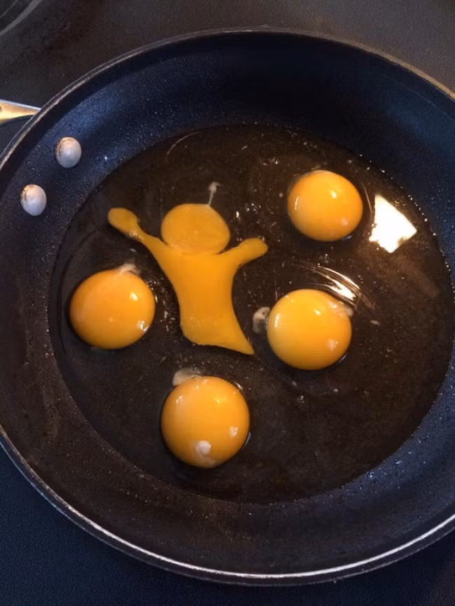 Hình ảnh ấn tượng về những quả trứng ốp: Yeah! Mình tự do rồi!