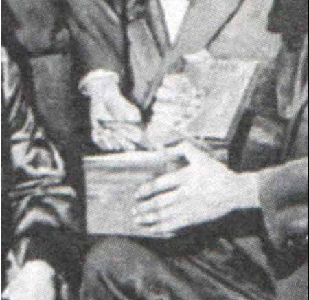 Chiếc đĩa CD trên tay nhà lãnh đạo Joseph Smith.