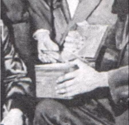 Chiếc đĩa CD trên tay nhà lãnh đạo Joseph Smith.