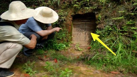 Các nhà khảo cổ học đi qua một cánh cửa gỗ kỳ lạ nằm ẩn vào phía bên sườn đồi.