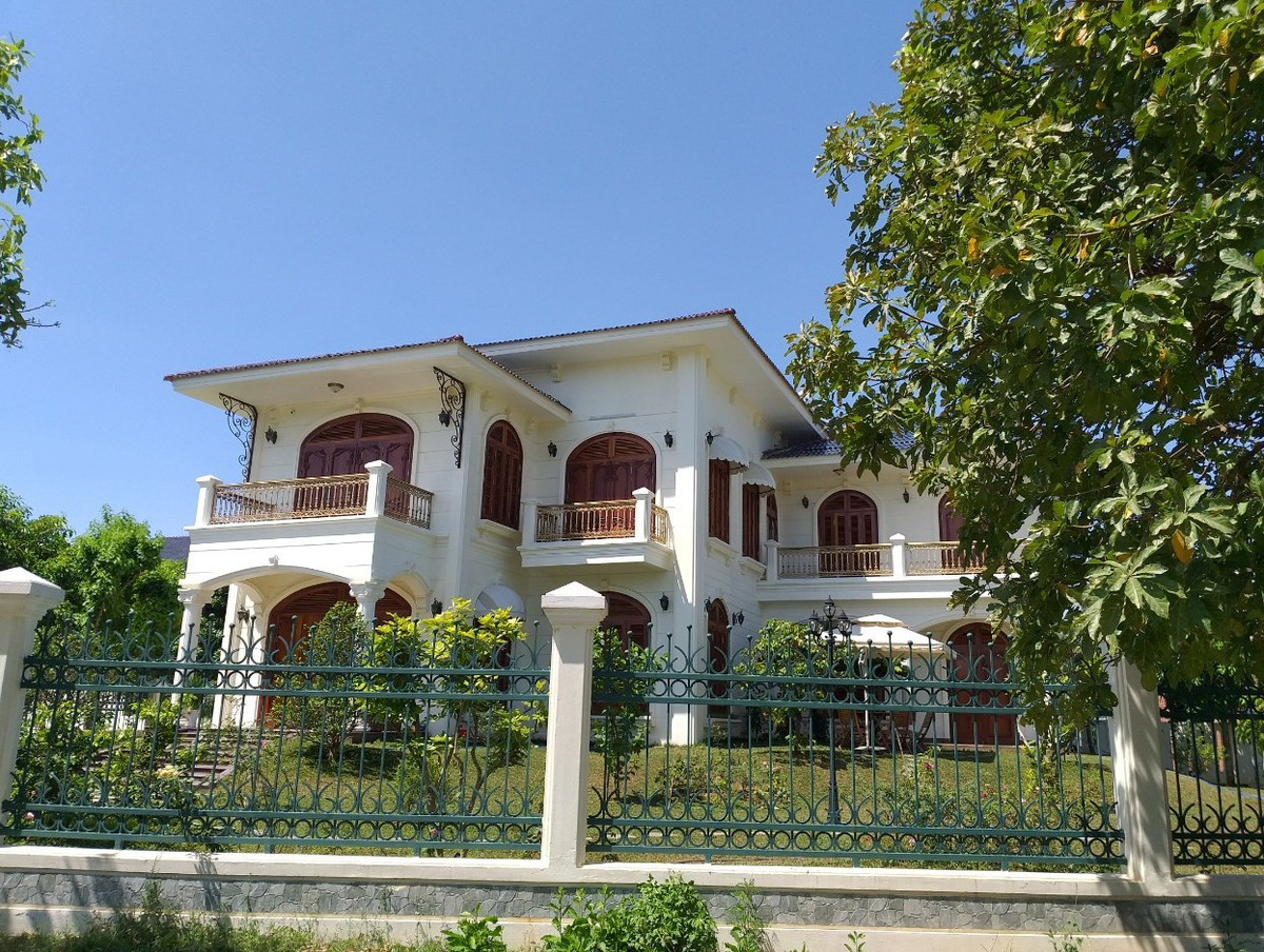 Vo nguyen Bi thu Quang Nam duoc mua “dat vang”: Xu ly vi pham nhung nguoi lien quan the nao?