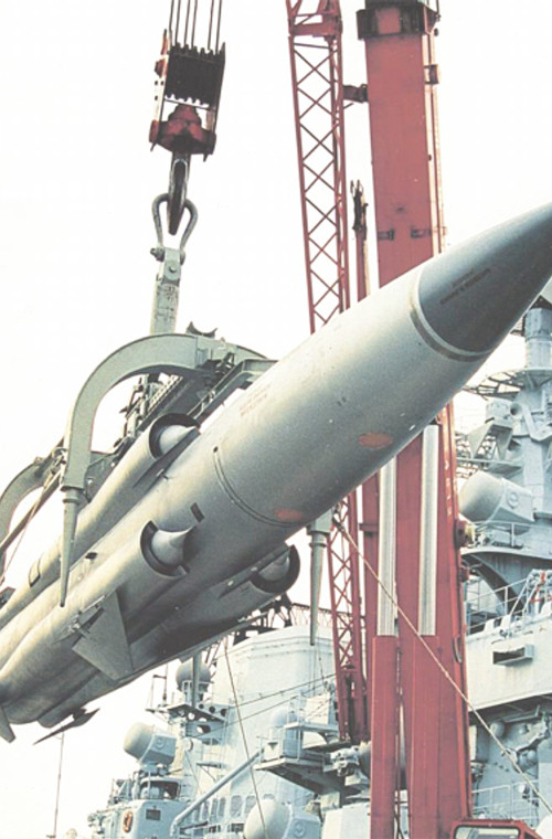 Trên thân tên lửa lắp 4 ống hút không khí và dẫn các luồng khí. Đầu chụp phía trước của tên lửa cho phép sóng radar xuyên thấu không tạo nhiệt năng (đầu chụp 3 lớp sợi thủy tinh SKAN-E được dán bằng keo trong suốt К-9-70). Vành đai kết nối các bộ phận và khoang trung gian của P-270 Moskit được làm từ thép ВТ-5, khoang nhiên liệu được chế tạo từ thép không gỉ, ống dẫn không khí cũng được làm từ titan ОТ4-1, ОТ4.