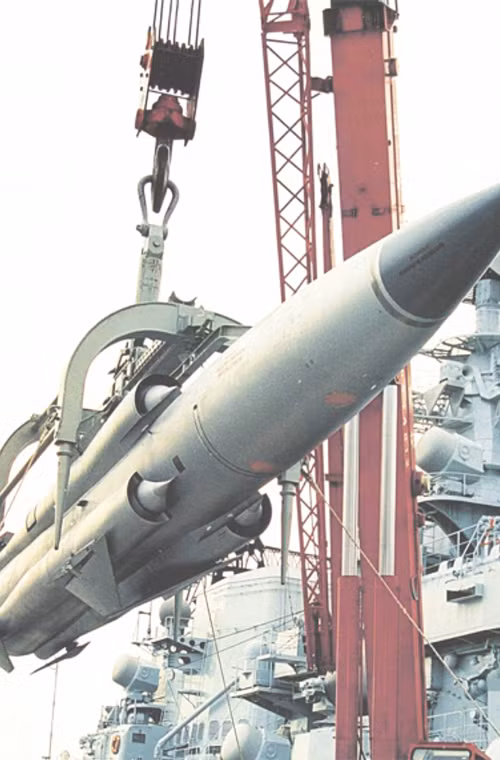 Trên thân tên lửa lắp 4 ống hút không khí và dẫn các luồng khí. Đầu chụp phía trước của tên lửa cho phép sóng radar xuyên thấu không tạo nhiệt năng (đầu chụp 3 lớp sợi thủy tinh SKAN-E được dán bằng keo trong suốt К-9-70). Vành đai kết nối các bộ phận và khoang trung gian của P-270 Moskit được làm từ thép ВТ-5, khoang nhiên liệu được chế tạo từ thép không gỉ, ống dẫn không khí cũng được làm từ titan ОТ4-1, ОТ4.