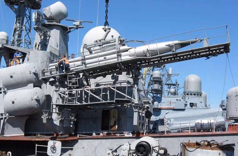 P-270 Moskit có khả năng triển khai trên nhiều loại tàu chiến, gồm cả tàu tên lửa cỡ nhỏ 400-500 tấn, máy bay chiến đấu phản lực Sukhoi. Đáng lưu ý, các tàu tên lửa Project 1241RE và Project 12418 của Việt Nam có khả năng sử dụng loại tên lửa này.