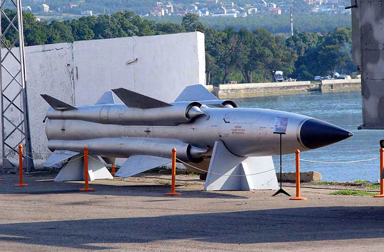 P-270 Moskit có trọng lượng 4,5 tấn, dài 9,74m, đường kính thân 0,8m. Với kích cỡ này, P-270 Moskit là một trong những tên lửa chống hạm có kích cỡ lớn nhất hiện nay.