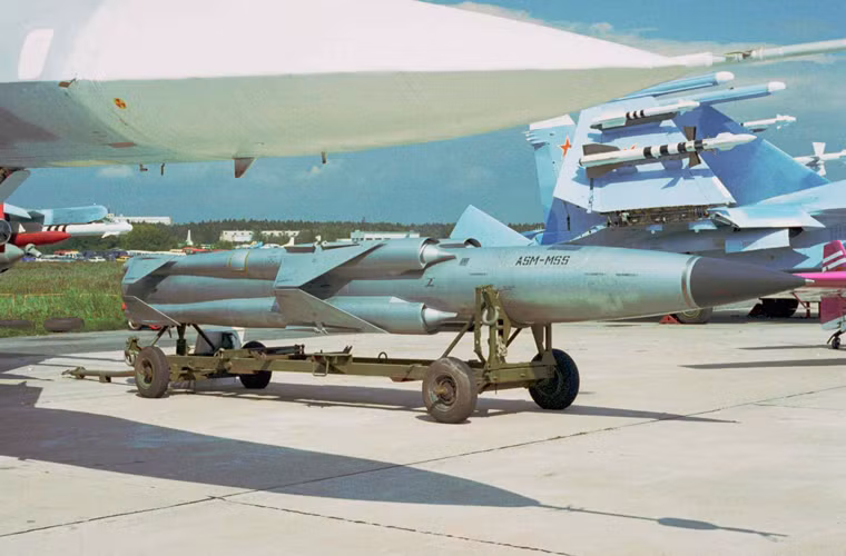 Tên lửa hành trình chống hạm Moskit cũng được phát triển với biến thể trên không được gọi là Kh-41 (tầm bắn 250km). Tuy nhiên, chúng dường như chưa bao giờ được triển khai rộng rãi trong Hải quân – Không quân Nga.