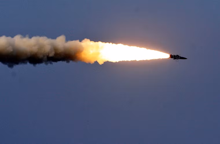 Tên lửa hành trình Moskit đạt tốc độ cực đại Mach 3 - vận tốc khủng khiếp đó sẽ giúp tên lửa vượt quãng đường bay 120km trong vòng nửa phút (25-30 giây). Tốc độ này khiến cho tàu địch khó có thể phản ứng kịp thời, sử dụng biện pháp đánh chặn bằng tên lửa, trong khi pháo CIWS thì khó có thể bắn hạ mục tiêu bay quá nhanh như vậy.