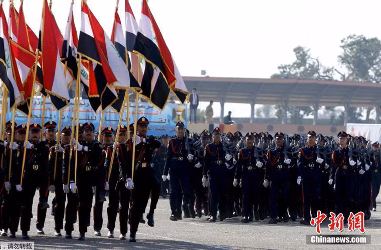 Binh sĩ Quân đội Iraq xếp đội hình chỉnh tề duyệt binh kỷ niệm 95 năm ngày thành lập Quân đội.