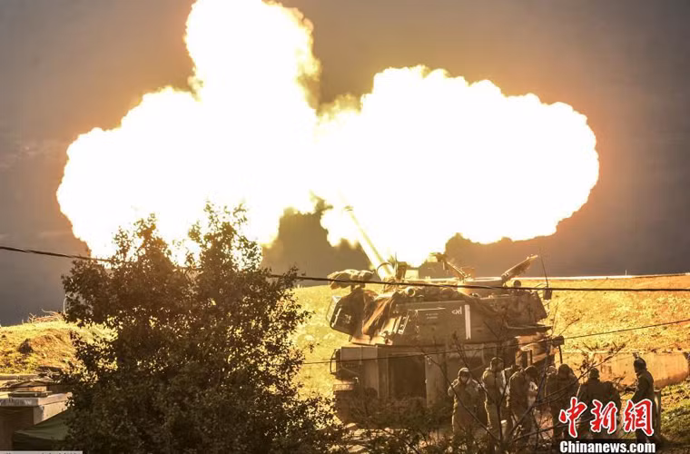 Lựu pháo tự hành M109 của Quân đội Israel khai hỏa tấn công đốt sáng cả một góc trời.