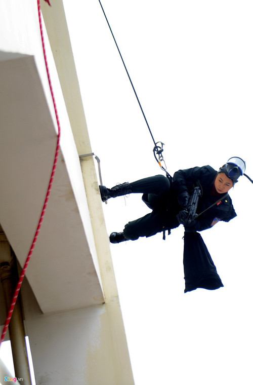 Nữ cảnh sát đặc nhiệm dùng thang dây áp sát nơi bọn khủng bố ẩn núp. Ảnh: Zing