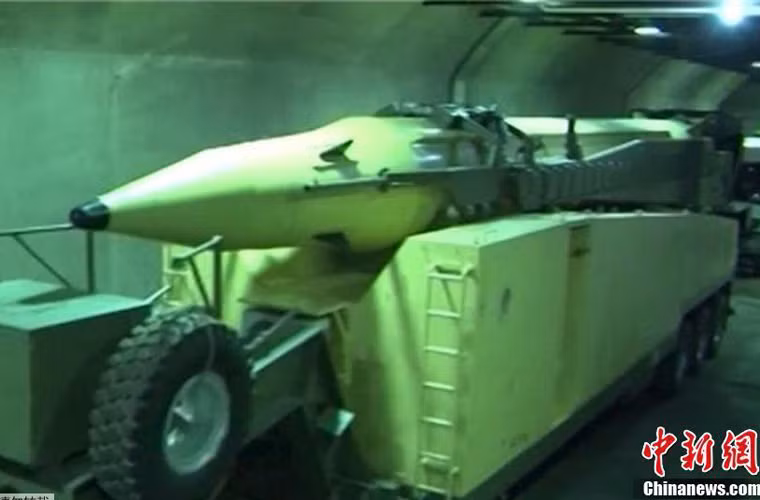 Bức ảnh hiếm hoi ghi lại bên trong đường hầm quân sự của Quân đội Iran cho thấy sự hiện diện của các bệ phóng tên lửa đạn đạo.