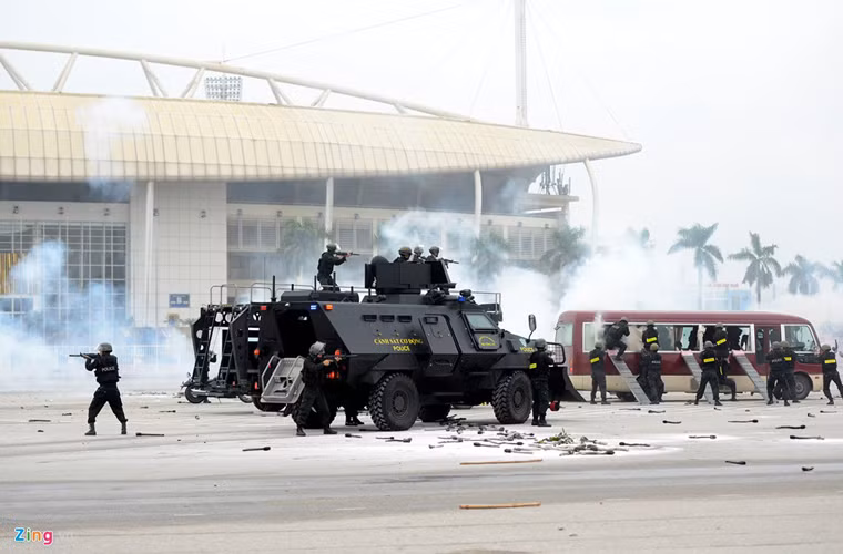 Đây cũng là hình ảnh đẹp trong hoạt động diễn tập chuẩn bị cho công tác bảo đảm an ninh Đại hội Đảng – lực lượng cảnh sát đặc nhiệm vụ với xe bọc thép đang triển khai tấn công, đánh bắt khủng bố. Ảnh: Zing