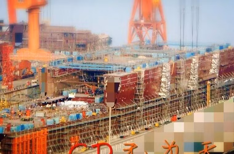 Một trong những bức ảnh quân sự rất đáng để mắt tuần qua – khung thân tàu sân bay thứ hai của Trung Quốc dần đã thành hình. Có thể thấy là tiến độ đóng tàu của Trung Quốc đang diễn ra với tốc độ rất cao.