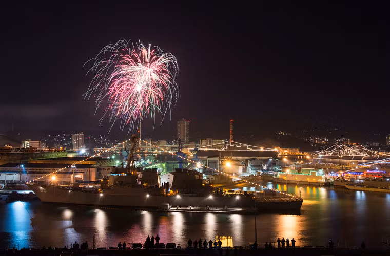 Một bức ảnh quân sự rất đẹp chào năm mới 2016 – các thủy thủ Mỹ đứng trên cầu cảng căn cứ hải quân Yokosuka (Nhật Bản) xem bắn pháo hoa chào năm mới. Các tàu chiến Mỹ, Nhật tại Yokosuka cũng được trang hoàng hết sức lộng lẫy.