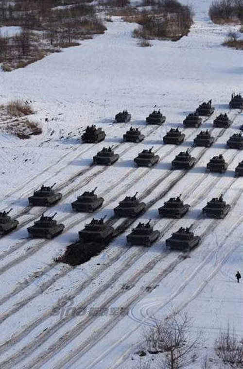 Đội hình xe tăng Type 90 và Type 10 của Lực lượng Phòng vệ Nhật Bản hành quân chiến đấu trên địa hình băng giá.